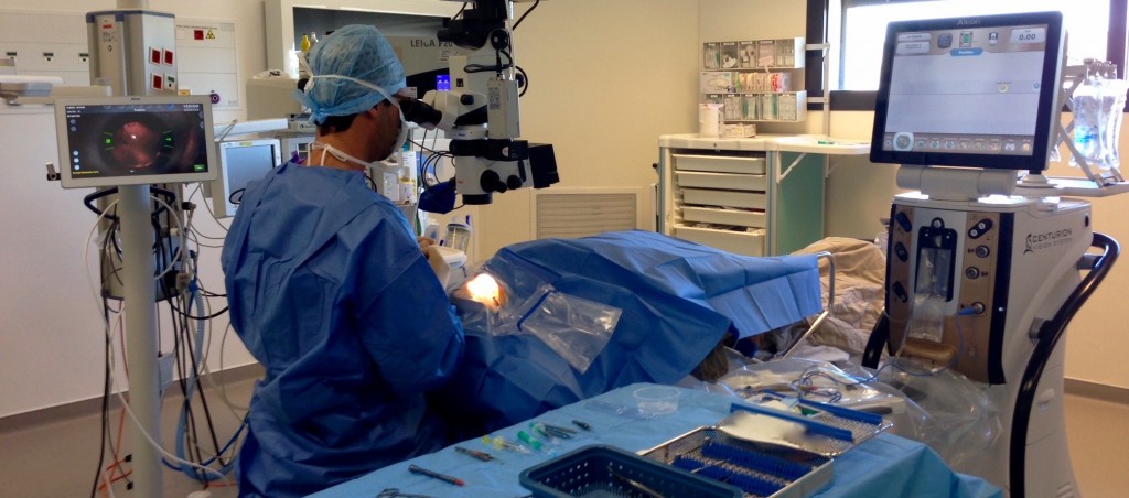 Chirurgie de la cataracte sous microscope opératoire connecté au système Verion et Centurion